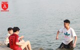 Hà Nội nắng nóng 38 độ C, người dân đổ xô ra hồ Tây tắm giải nhiệt
